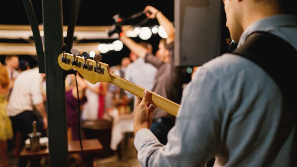 This image has an empty alt attribute; its file name is Live-music-at-restaurant-1024x576.jpg